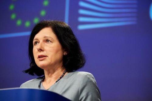 Jourová: „EU-Grundrechtecharta hat den gleichen Rang wie die Verträge“